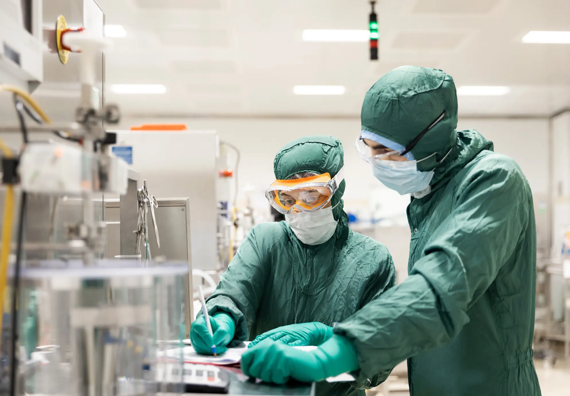 Investigadores laboratorio