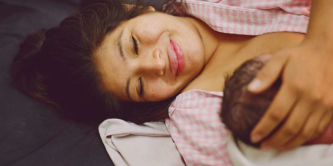 Jennifer , viendo por primera vez a su hijo. Fotografía de Carlota Guerrero