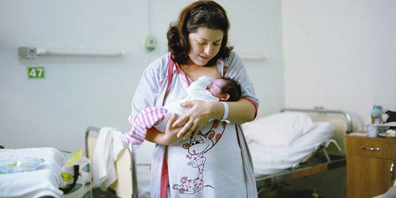 Roxana sujetando a su hija en el hospital