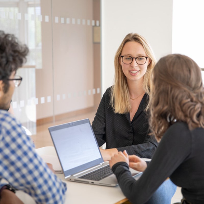 Personas trabajando